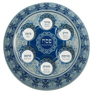 Seder schaal van gehard glas met mooie decoratie in blauw/wit tinten. De namen van gerechtjes staan in het Hebreeuws en Engels 