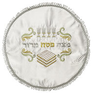 Mooie neutrale Matze cover van satijn geborduurd met de woorden matzah, pesach en maror (bitter) in het Hebreeuws 