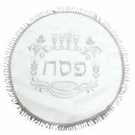 Mooie neutrale Matze cover van satijn met prachtig borduursel van Pesach items in zilver, zoals matzes en wijn