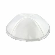 Keppeltje / Kippah chique wit satijn, de rand is afgewerkt met een glanzende bies. Let op: zeer kleine maat!