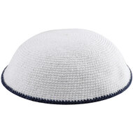 Keppeltje / Kippah gehaakt in effen witte DMC garen met een smal donkerblauw randje. Doorsnede ongeveer 18 cm
