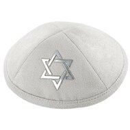 Keppeltje / Kippah mooie stevige kwaliteit lichtgrijze suède look met  zilverkleurige Davidster, doorsnede 19 cm