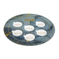 Seder schaal van gehard glas met mooi blauw/goud marmer effect. De namen van gerechtjes staan in het Hebreeuws vermeld.