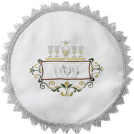 Mooie Matze cover van satijn met prachtig borduursel van Pesach items in subtiele groen, geel, bruin en zilvertinten