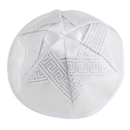 Keppeltje / Kippah van wit satijn met daarop met zilveren accenten de Davidster verwerkt, doorsnede 19 cm