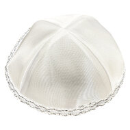 keppeltje / kippah, chique wit satijn met bescheiden zilveren borduursel langs de rand.
