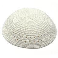 Keppeltje / Kippah gehaakt met gaatjes patroon in effen wit. Doorsnee 18 cm.