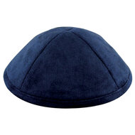 Keppeltje van mooie kwaliteit donkerblauwe suede. Doorsnede 18 cm