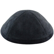 Keppeltje van mooie kwaliteit zwarte suede. Doorsnede 18 cm