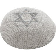 Keppeltje /  kippah, wit gehaakt met in zilver geborduurde Davidster 
