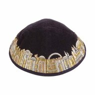 Keppeltje van Yair Emanuel in zwart velvet met een brede geborduurde rand in Jeruzalem patroon in goudtinten 