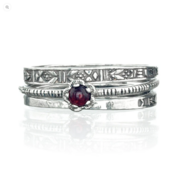 Handgemaakte zilveren stapelring set met 3 ringetjes en een klein garnet steentje