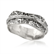 Handgemaakte bwerkte zilveren ring met in een midden een draaiend zilveren ringetje.