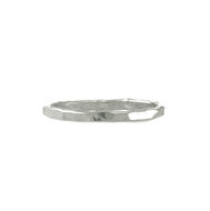 Handgemaakt ringetje van gehamerd zilver.