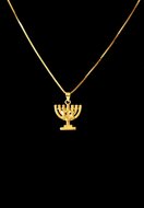 Menorah hangertje geel-goud verguld, prachtig design met een Davidster van de Israelische ontwerpster Marina