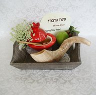 Rosh HaShana kaart met de Hebreeuwse tekst: Shana Tova en in het Engels Happy New Year