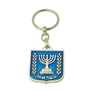 Grote geëmailleerde sleutelhanger met het symbool van Israel, de Knesset Menorah in zilverkleur. Een kant blauw en een k
