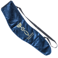 Tas voor een shofar van soepel donkerblauw fluweel met borduursel in goudkleur van het Messiaans Zegel