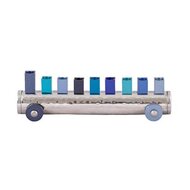 Chanukah Menorah, Chanoekia van Yair Emanuel &#039;treintje&#039; uitgevoerd in gehamerd metaal in zilverkleur met blauwtinten