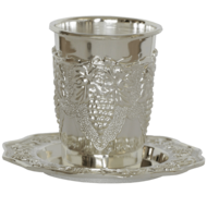 Kiddush beker zonder voet met druivenranken.