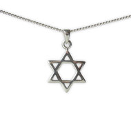 Davidster hangertje, simpel zilveren ontwerp verkrijgbaar in 3 maten.