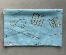 Sjaal uit Israel van licht blauw voile bedrukt met Bijbels thema: de 10 geboden.