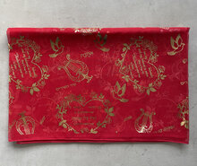 Sjaal uit Israel van rood voile bedrukt met Bijbels thema uit Hooglied.