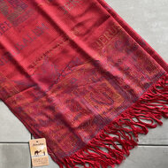 Sjaal uit Israel rood gekleurd in combinatie met prachtige kleurige tinten uit Jeruzalem van kasjmier