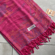 Sjaal uit Israel fel roze gekleurd in combinatie met prachtige kleurige tinten uit Jeruzalem van kasjmier