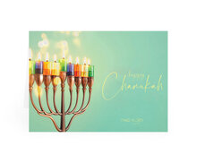 Mooie dubbele Chanukah / Chanoeka kaart met in goudkleur de tekst: Happy Chanukah en een gekleurde afbeelding van een chanukia