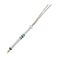 Jadje, mooi Jadje van zilverkleurig metaal met ringetjes in verschillende blauwtinten en verguld handje. Jadje van Yair Emanuel