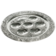 Prachtige Seder schaal, verzilverd. Bij elke uitsparing staat in Hebreeuws het gerechtje dat belangrijk is voor de Seder maalti