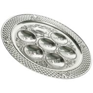 Mooie Seder schaal, verzilverd. Met een sierlijk reliëf rondom. Bij elke uitsparing staan in Hebreeuws en Engels de vers