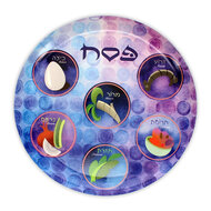 Papieren Pesach bordjes voor de Seder maaltijd met vrolijke afbeeldingen van de 6 speciale gerechtjes.