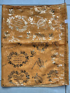 Sjaal uit Israël van gele voile bedrukt met Bijbels thema uit Hooglied.