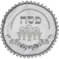 Mooie neutrale Matze cover van satijn met prachtig borduursel van Pesach items in zilver, zoals matzes en kiddushbekers