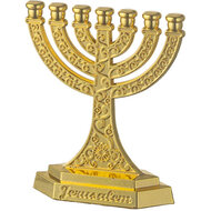 Menorah, leuke kleine menorah van 6 cm - goud-kleurig met de tekst 'Jerusalem'