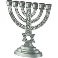 Menorah, leuke kleine menorah van 10 cm - zilver/grijs-kleurig (tin) met de tekst 'Jerusalem'