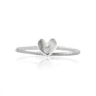 Handgemaakte zilveren ring met zilveren hartje