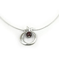 Granaatappelhangertje, Prachtig handgemaakt zilveren hangertje met garnet steentje, inclusief zilveren ketting uit het atelier 