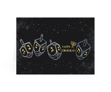 Wenskaart Chanukah / Chanoeka met in goudkleur de tekst: 'Happy Chanukah' met een illustratie van dreidels