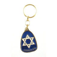 Sleutelhanger, Geëmailleerd blauw met Davidster en de tekst Jerusalem en Hebreeuws gebed voor reiziger op de achterkant 