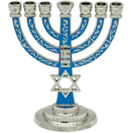 Mooie zilveren met blauwe Menorah gedecoreerd met de Borstplaat van de Hogepriester 13,5 cm hoog