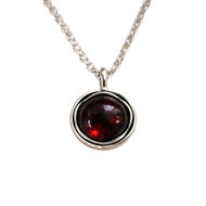 Prachtig handgemaakt zilveren hangertje met garnetsteen, inclusief zilveren ketting uit het atelier van Ruth Doron