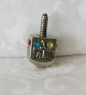 Dreidel, kleine dreidel van nikkel met decoratie van Jeruzalem.