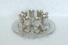 Kiddush set, 9-delig, bestaande uit 8 bekertjes op bijbehorende schotel met filigree design