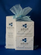 Cadeaupakket van 3 Edom huidverzorgingsproducten: Dagcreme, Nachtcreme en een moddermasker in een organza cadeauzakje.
