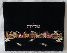 Tallit tasje van zwart fluweel met mooi kleurrijk borduursel van de Oude Stad Jeruzalem. TV-1 van Yair Emanuel. 