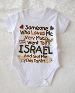 Rompertje voor een pasgeboren baby met leuke tekst in het Engels Iemand die veel van mij houdt, bracht mij dit T-shirt mee uit 