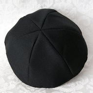 Keppeltje van mooie zwarte stof terylene gemaakt van 6 parten voor een betere pasvorm. Doorsnede 18 cm